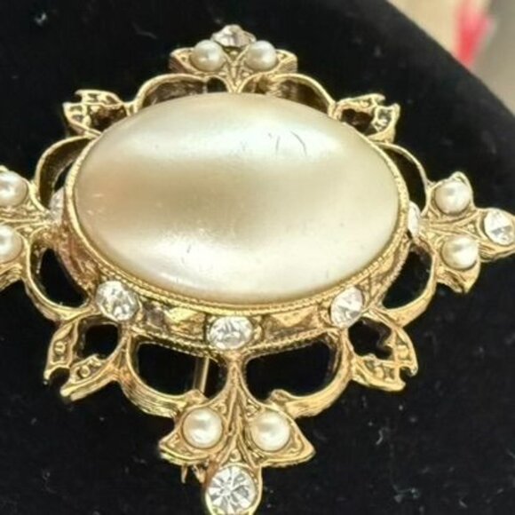 Vintage Faux Pearl Brooch with Rhinestone Accents Ornate Gold Tone Filigree Pin - Picture 8 of 12